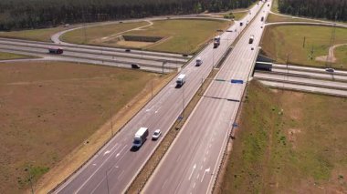 Kavşakta Araç ve Araçlarla Yoğun Otoyolun Hava Görüntüsü