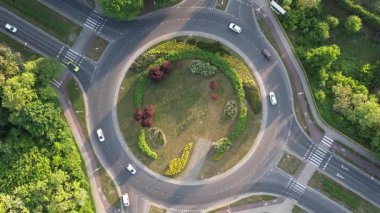 Bahçe düzenlenmiş ada ve trafik akışı ile şehir kavşağının havadan tepeden aşağı görüntüsü
