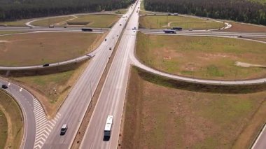 Ormanda Trafiğin Akışıyla Otoyol Kesişiminin Hava Görünümü