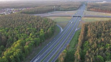 Günbatımında Ormandaki Otoyol Kavşağının Hava Görüntüsü