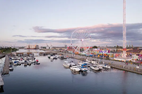 Marina ve Ferris Wheel: Akşam karanlığında hava manzarası. Szczecin Polonya