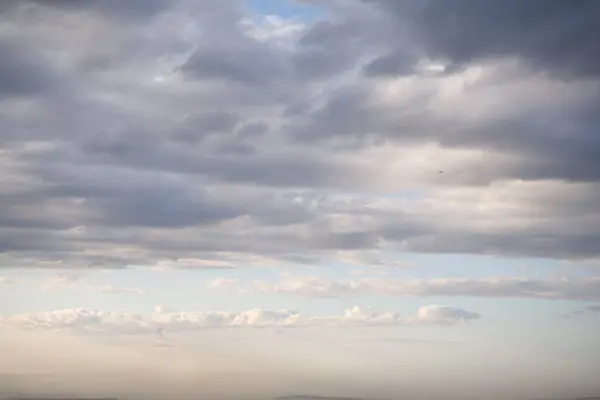 Bulut katmanları ile bulutlu gökyüzü