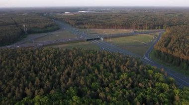 Günbatımında Ormandaki Otoyol Kavşağının Hava Görüntüsü