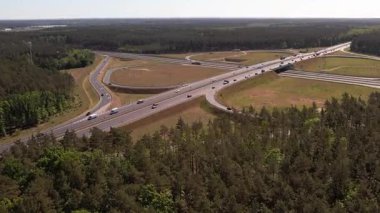 Ormanda Trafiğin Akışıyla Otoyol Kesişiminin Hava Görünümü
