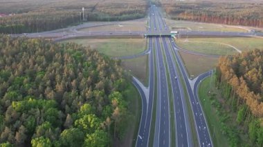 Günbatımında Ormandaki Otoyol Kavşağının Hava Görüntüsü