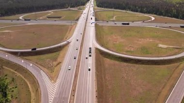 Ormanda Trafiğin Akışıyla Otoyol Kesişiminin Hava Görünümü