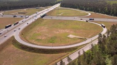 Ormanda Trafiğin Akışıyla Otoyol Kesişiminin Hava Görünümü