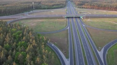 Günbatımında Ormandaki Otoyol Kavşağının Hava Görüntüsü