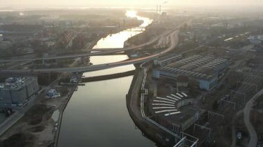 Günbatımında Nehir ve Köprülerle Szczecin Endüstriyel Şehir Hava Görüntüsü