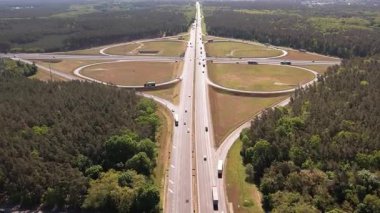 Ormanda Trafiğin Akışıyla Otoyol Kesişiminin Hava Görünümü