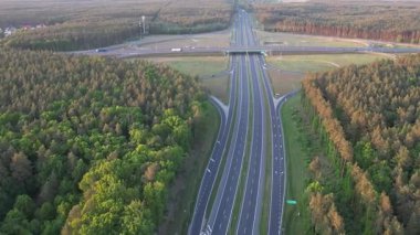 Günbatımında Ormandaki Otoyol Kavşağının Hava Görüntüsü