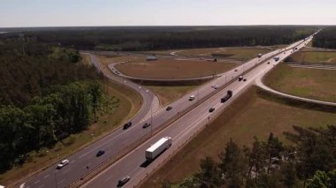 Ormanda Trafiğin Akışıyla Otoyol Kesişiminin Hava Görünümü