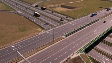 Kavşakta Araç ve Araçlarla Yoğun Otoyolun Hava Görüntüsü