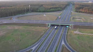 Günbatımında Ormandaki Otoyol Kavşağının Hava Görüntüsü