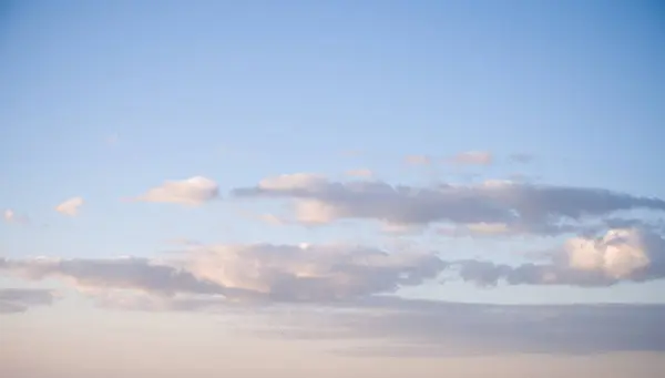 Bulutlu mavi gökyüzü güneşli bir günde