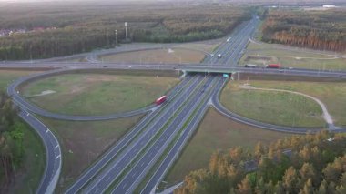 Günbatımında Ormandaki Otoyol Kavşağının Hava Görüntüsü