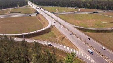 Ormanda Trafiğin Akışıyla Otoyol Kesişiminin Hava Görünümü