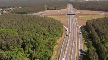 Ormanda Trafiğin Akışıyla Otoyol Kesişiminin Hava Görünümü