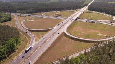 Ormanda Trafiğin Akışıyla Otoyol Kesişiminin Hava Görünümü