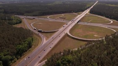 Ormanda Trafiğin Akışıyla Otoyol Kesişiminin Hava Görünümü