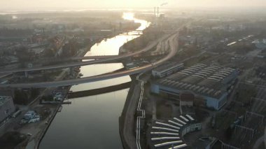 Günbatımında Nehir ve Köprülerle Szczecin Endüstriyel Şehir Hava Görüntüsü