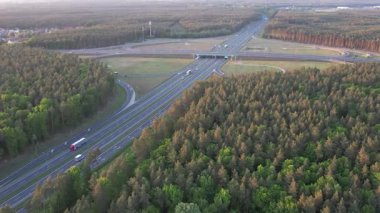 Günbatımında Ormandaki Otoyol Kavşağının Hava Görüntüsü