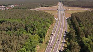 Ormanda Trafiğin Akışıyla Otoyol Kesişiminin Hava Görünümü