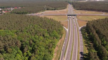 Ormanda Trafiğin Akışıyla Otoyol Kesişiminin Hava Görünümü