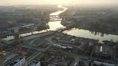 Günbatımında Nehir ve Köprülerle Szczecin Endüstriyel Şehir Hava Görüntüsü