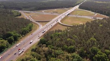 Ormanda Trafiğin Akışıyla Otoyol Kesişiminin Hava Görünümü