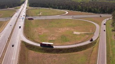 Ormanda Trafiğin Akışıyla Otoyol Kesişiminin Hava Görünümü