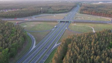 Günbatımında Ormandaki Otoyol Kavşağının Hava Görüntüsü
