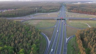 Günbatımında Ormandaki Otoyol Kavşağının Hava Görüntüsü