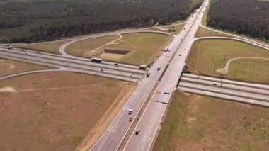 Ormanda Trafiğin Akışıyla Otoyol Kesişiminin Hava Görünümü