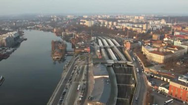 Odra Nehri üzerindeki Szczecin Ana Tren İstasyonunun Hava Panoraması