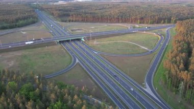 Günbatımında Ormandaki Otoyol Kavşağının Hava Görüntüsü