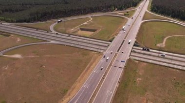 Ormanda Trafiğin Akışıyla Otoyol Kesişiminin Hava Görünümü