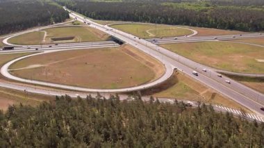 Ormanda Trafiğin Akışıyla Otoyol Kesişiminin Hava Görünümü