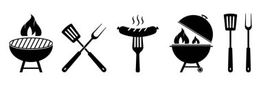 Izgara ikonu seti. BBQ, ateş, ızgara çatal, spatula, sosis, siyah siluette piknik aletleri.