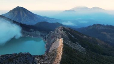 Kawah Ijen yanardağının gündoğumunda turkuaz sülfür gölüyle hava manzarası. Doğu Java, Endonezya 'daki inanılmaz doğa manzarası. Doğal manzara arka planı