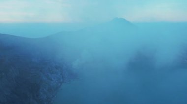 Sülfür gölü ve sabah sisli Ijen volkanı, Kawah Ijen, Endonezya. Doğal manzara arka planı