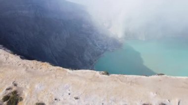 Kawah Ijen volkanı kraterindeki sülfür madenlerinde zehirli volkanik gaz içinde turkuaz göl, Doğu Java, Endonezya.