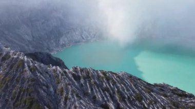 Java, Endonezya 'daki Ijen Dağı' nın aktif volkan kraterinin hava görüntüsü.