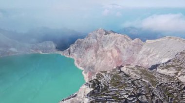 Aktif volkan Kawah Ijen 'in, içinde turkuaz sülfür gölü bulunan kraterinde, Doğu Java, Endonezya.