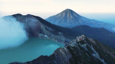 Güneş doğarken Kawah Ijen yanardağının turkuaz sülfür gölüyle hava manzarası. Doğu Java, Endonezya 'da panoramik manzara. Doğal manzara arka planı.
