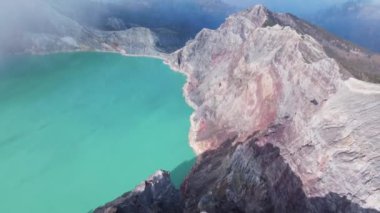 Kawah Ijen yanardağının turkuaz sülfür gölüyle kayalık manzarası. Doğu Java, Endonezya 'da panoramik manzara Kawah Ijen volkanı. Doğal manzara arka planı.