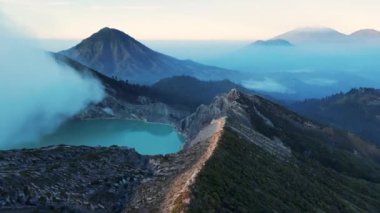 Doğu Jawa, Endonezya 'daki Ijen volkanik krateri, şafak vakti sülfür gazlı volkanik göl, Jawa' daki Ijen volkanı ulusal parkında turizm..