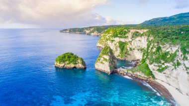 Güzel sahil manzarası ve mavi gökyüzü olan tropikal deniz.