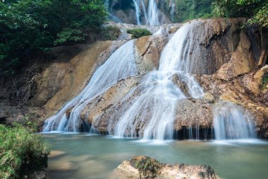 Geniş kanyon deresinde güzel şelaleler ve kayalık uçurumlar. Doğa konsepti. Seyahat ve macera.