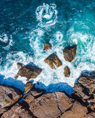 Güzel okyanusun ve kayalık kıyıların havadan görünüşü yaz günü dalgalanan dalgalarla.